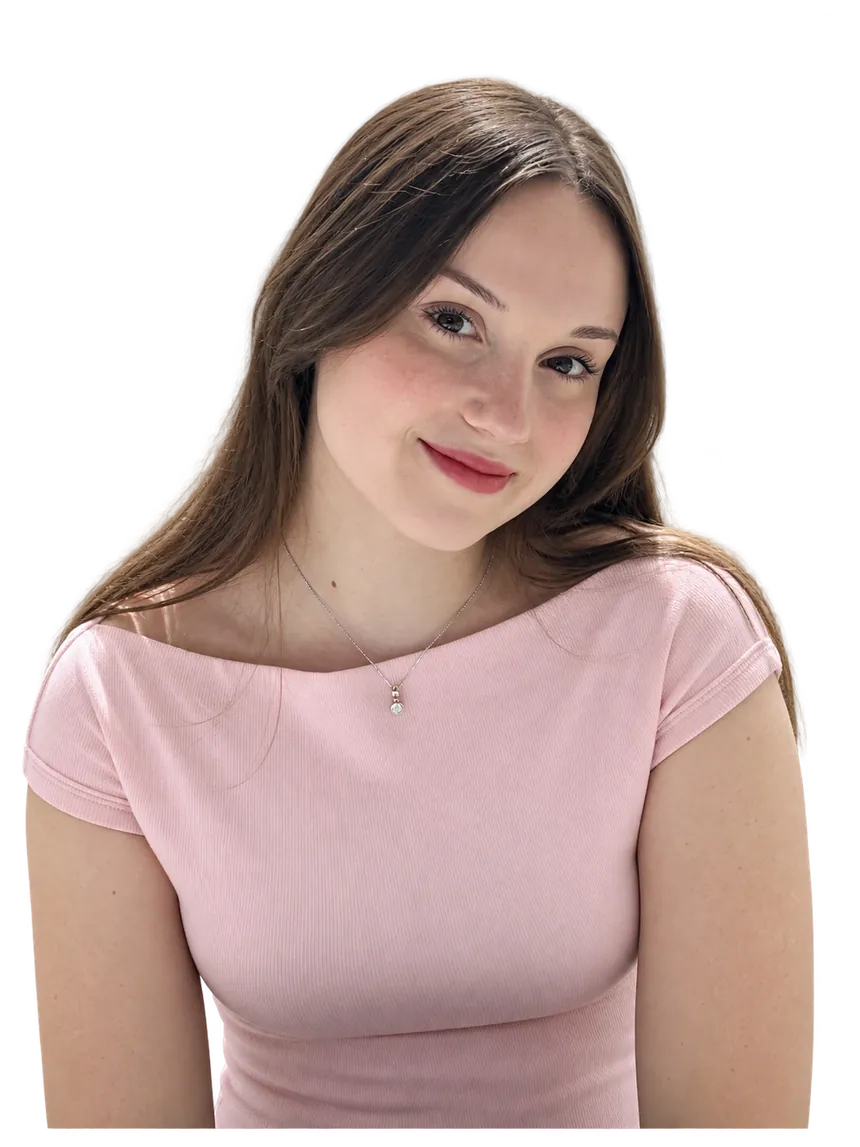 Dra. Amanda Lara sorrindo, de blusa rosa